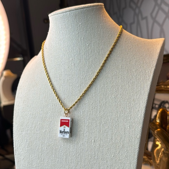Marlboro Cigs on 18kt gold plated 18” chain - Picture 7 of 7